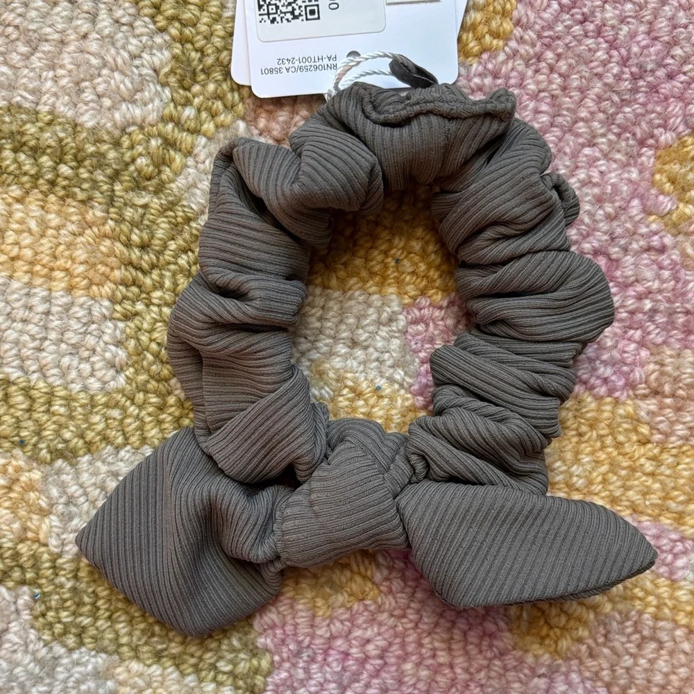Lululemon Uplifting Scrunchie *Bow Carbon Dust (cement cocoa) NWT